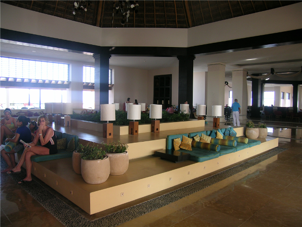 The comfortably appointed lobby of the Ocean Coral & Turquesa has free WiFi for guests