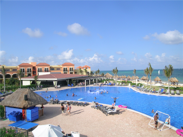 Guests can choose from 4 pools at the Ocean Coral & Turquesa