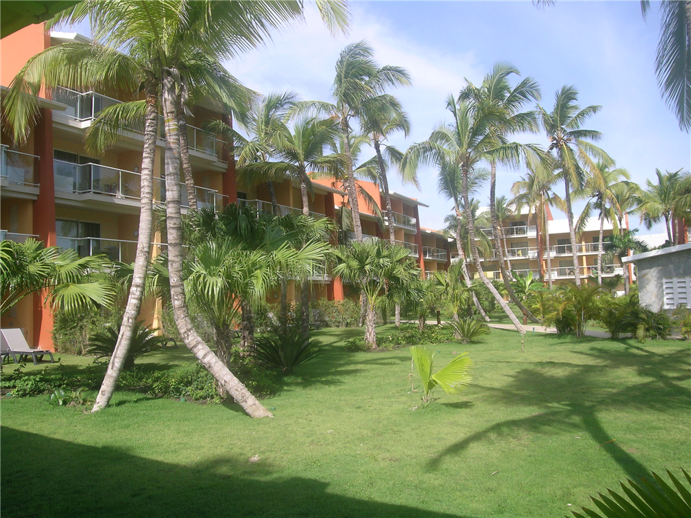 The 180 suites of the Barcelo Bavaro Palace Family Deluxe are located in 9 three and four story buildings